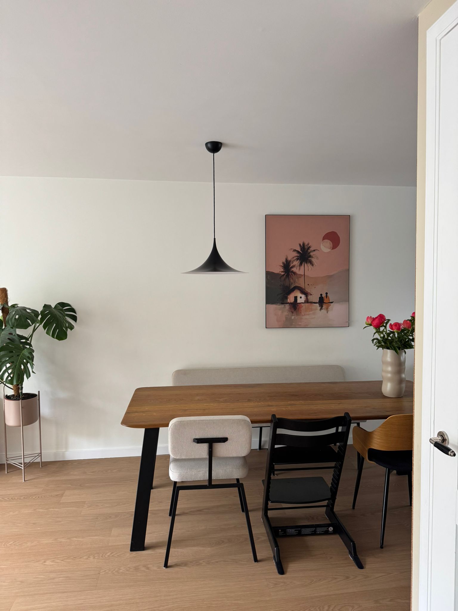 Together Here boven de eettafel: de kale muur is eindelijk gevuld