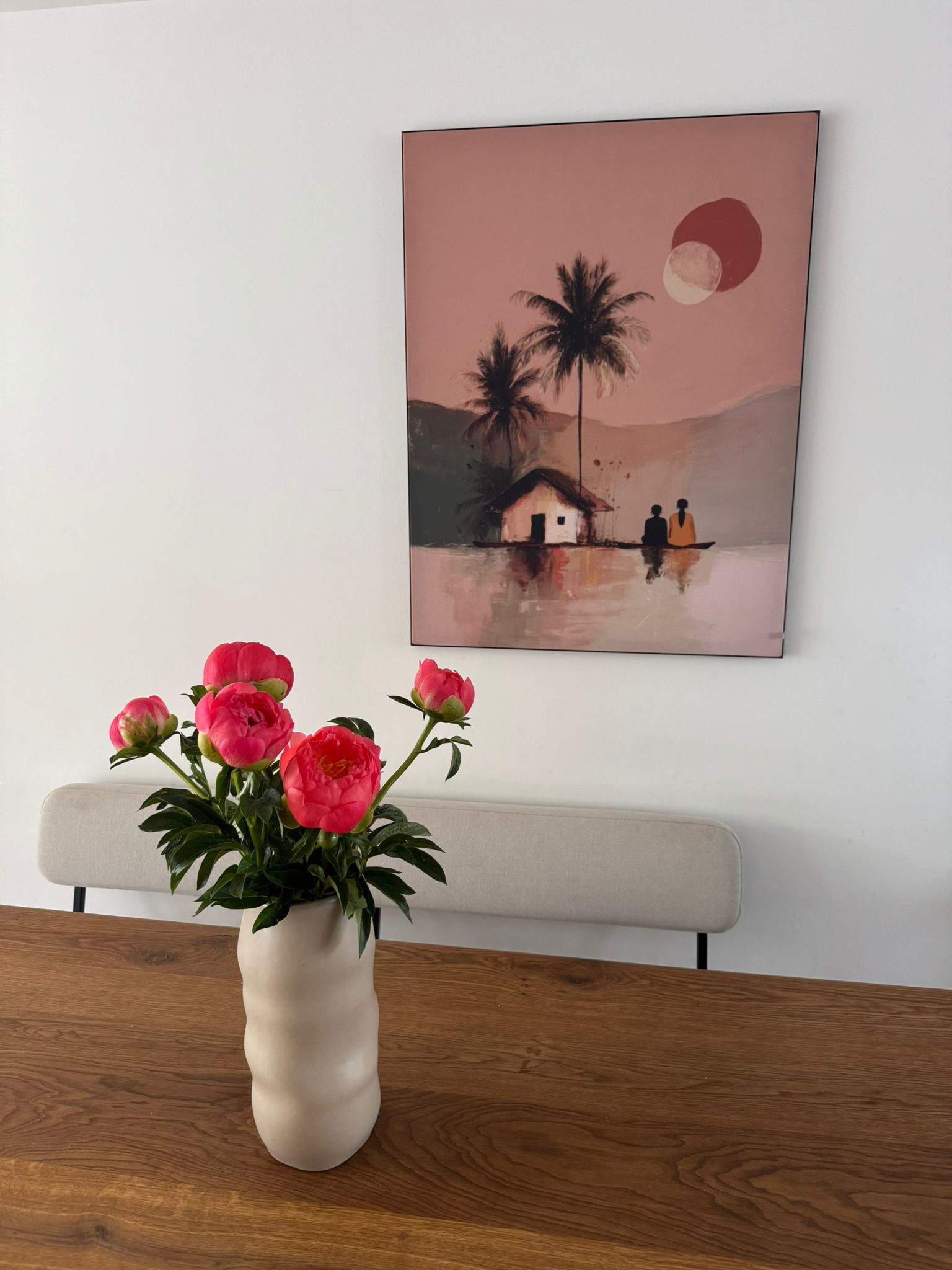 Together Here van Studio Alies op een zwart ArtFrame boven de eettafel, met pioenrozen op tafel