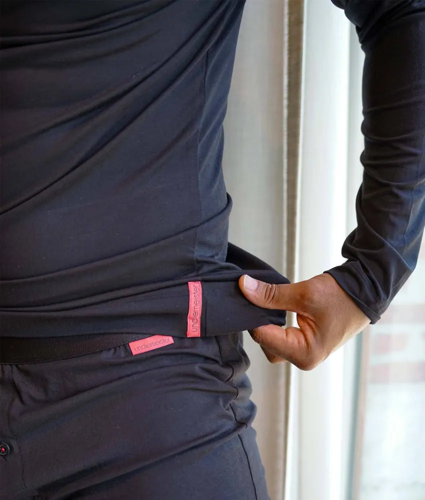 Donkere Undiemeister longsleeve met het koraalrode label