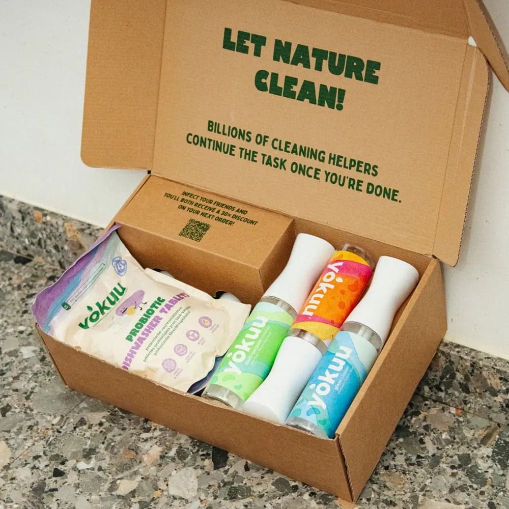 Een geopende YOKUU-doos met de tekst Let nature clean